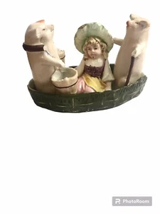 SEHR SELTENE ANTIKE DEUTSCHE VERKLEIDUNG (2) SCHWEINE & MÄDCHEN MIT MÜTZE IN EINEM BOOT - Bild 1 von 14