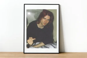 Kurt Cobain-Nirvana-Vintage-Celebrity Shooting Middle Finger-Flipping Bird-973 - Picture 1 of 4