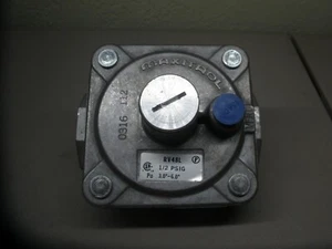 MAXITROL RV48L 1/2 PSIG GAS REGULATOR 1/2" - Picture 1 of 5