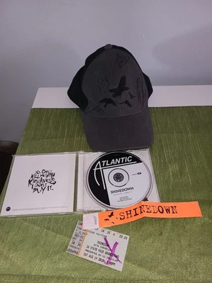 Shinedown-The Sound Of Madness-AUTOGRAPHED Hat + CD + Ticket Stub+ Armband 2010 Foto 1 de 4