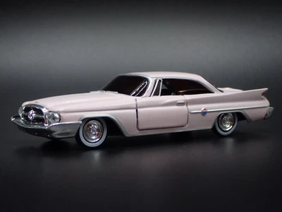 1960 60 CHRYSLER 300F Rosa Raro 1:64 Scala da Collezione Diorama Modellino Auto - Immagine 1 di 4