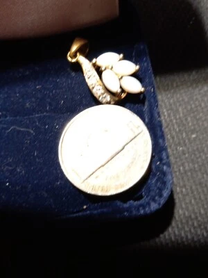 Hermoso efecto lágrima ópalo de cuatro piezas acentuado con diamantes de oro de 14kt más de 9,25 Foto 1 de 4