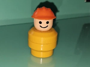 Juguete de bebé sombrero rojo de repuesto para persona Fisher Price de 3" con parte inferior amarilla - Imagen 1 de 3