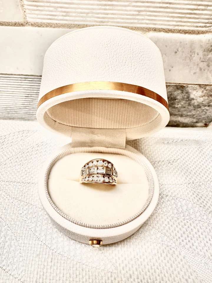 Banda ancha de aniversario de diamantes talla 6 baguette y diamantes redondos usados Foto 1 de 4