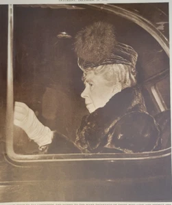 Queen Mary England Driving Around Hyde Park UK 1952 ILN ~14.5x10" - Picture 1 of 2