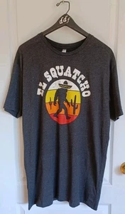 MAGLIETTA UOMO "EL SQUATCHO" SASQUATCH/BIGFOOT CON SOMBRERO ANTRACITE ERICA XL - Foto 1 di 11