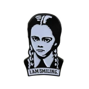 MITTWOCH ADDAMS EMAILLE PIN I Am Smiling Clutch Rückenbrosche Familie Campy Goth - Bild 1 von 5