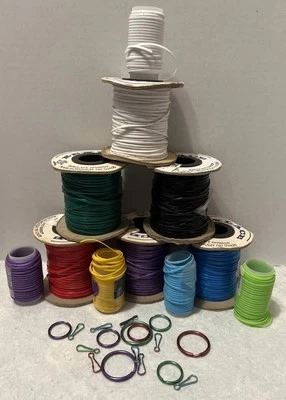 Lote de 11 carretes parciales con cordones artesanales de vinilo Rexlace Crafters más ganchos para llavero Foto 1 de 4