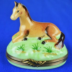 VINTAGE ROCHARD LIMOGES FRANCE HAND PAINTED TRINKET BOX - LAYING HORSE 3 1/8" - Picture 1 of 8
