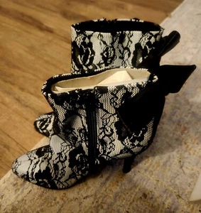 Newport News Sz 9m Black Lace Overlay Satin Back Bow Slip On Black Heel Used - Picture 1 of 15