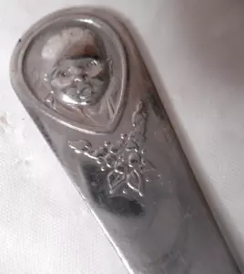 Cucchiaio bambino Gerber vintage inox onieda manico lungo disegno floreale 5 5/8" L - Foto 1 di 9