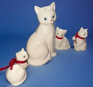 4 Takahashi Keramik Katzenfiguren mit roten Schleifen guter Zustand - Bild 1 von 11