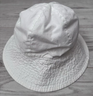 Sombrero de playa cubo de algodón blanco Baby Gap con correa ajustable para la barbilla talla 6-12 meses Foto 1 de 3