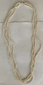 "Collar vintage de perlas de arroz de agua dulce de triple hilo con broche de oro amarillo de 14 k 31""" - Imagen 1 de 7