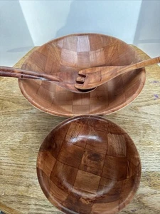 Vintage geflochten Bambus Salatschüsseln Set 1 große Schüssel. 8 kleine Schüsseln, 2 Zangen - Bild 1 von 7