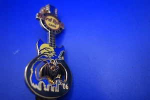 Hard Rock Cafe Pin Toronto Halloween BAT Chitarra Penzolare Vampiro Casa Infestata - Foto 1 di 3