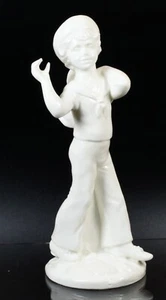 Preciosa figura de niño marinero de porcelana de hueso fino esmalte blanco - Imagen 1 de 3