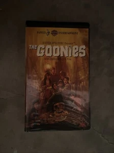 The Goonies VHS Clamshell - Imagen 1 de 6