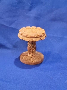 Antigua mesa miniatura de madera tallada a mano para casa de muñecas madera torneada ¡ornamentada! - Imagen 1 de 5