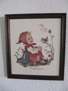 Stickbild, Hummel Motiv, Mädchen mit Vogel,Kreuzstich,Handarbeit,Echtholzrahmen - Bild 1 von 4