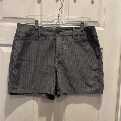 Pantalones cortos para mujer St. Johns Bay talla 12 gris y blanco bolsillos a rayas Foto 1 de 4