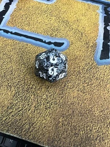 Magic the Gathering Born of the Gods D20 Spindown Life Counter Die - Negro/Blanco - Imagen 1 de 1