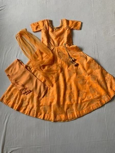 Mädchen Anarkali Kleid Stil Dupatta Anzug 32 indisch pakistanisch orange gold Kleid Neu mit Etikett - Bild 1 von 12