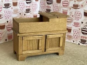 Puppenhaus handwerklich gefertigte Trockenspüle, kommt mit weißen Knöpfen, keine Signatur Maßstab 1:12 - Bild 1 von 11