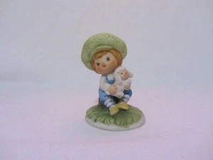 SOMBRERO GRANDE VERDE NIÑO PEQUEÑO SOSTENIENDO CORDERO FIGURA DE PORCELANA PINTADA A MANO 3" DE ALTO - Imagen 1 de 1