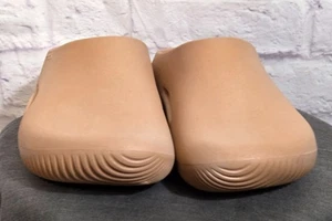 Zuecos cómodos sin cordones de espuma unisex Crocs beige talla M7/W9 - Imagen 1 de 9