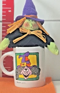 Adorno Halloween 3" Peluche Bruja e Interior Juego Mini Taza 3"" - Imagen 1 de 8