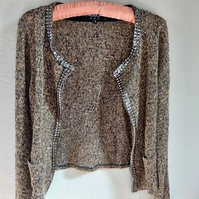 Noa. Cardigã feminino N aberto cropped malha suéter pequeno acabamento de miçangas marrom metálico - Imagem 1 de 4