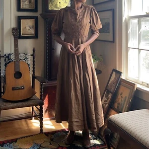 Brown Victorian Dress of Linen and Lace - Picture 1 of 9