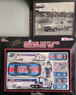 1990 RICHARD PETTY SET. And A 9"x7" AUTOGRAPH PHOTO - Image 1 of 4