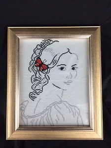 Gerahmtes handgefertigtes Kreuzstichbild Dame mit dem Schmetterling - Bild 1 von 1
