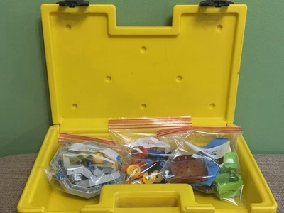 Construx Fisher Price Lote Estuche de Transporte Amarillo con Piezas 16”x 11”x 3” Foto 1 de 4
