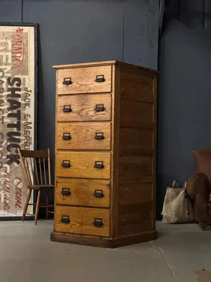 Antiguo armario con cajones, tocador alto de madera Foto 1 de 4