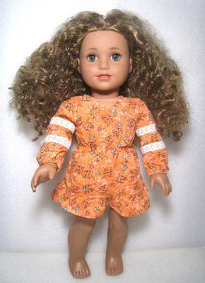 2021 American Girl World By Us 18" boneca Evette Peeters em vestido floral e cuecas - Imagem 1 de 4