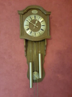 Wanduhr mit Schlagwerk. Eiche rustikal. Die Uhr benötigt eine Wartung! - Bild 1 von 2