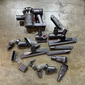 Dyson V6 Motorhead SV06 Akku-Staubsauger mit 13 Aufsätzen - Bild 1 von 10