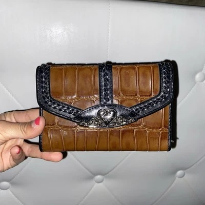 NUEVO SIN ETIQUETAS Cartera Brighton Cuero de Cocodrilo Repujado Negro y Borgoña, Corazón Plateado Foto 1 de 4