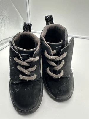 Botas negras UGG para niños pequeños talla 8 Foto 1 de 3