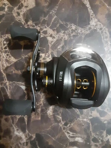 Sakana sk-c6 Baitcast Reel 7.0 Left Hand Retrieve Brand New! - Picture 1 of 5