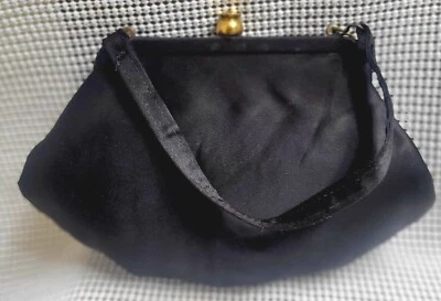 Bolsa Cluch Preta Vintage com Parte Superior Redonda Temática Latão Mais Perto e Alça - Imagem 1 de 4