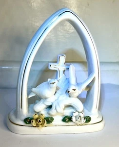 Colombe bianche coppia e croce sotto arco statuina porcellana tea light fata lampada - Foto 1 di 12