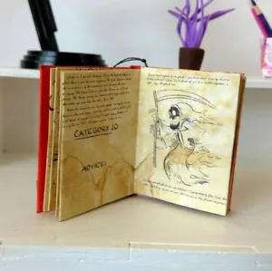 Libro de otoño de gravedad miniatura con páginas de texto. Mystery Shack Diario Casa de muñecas - Imagen 1 de 12