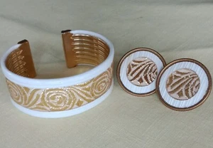 60er Jahre Weiß & Gold Armreif Armband & Ohrclips Gold Metallic genähte Rosen - Bild 1 von 6