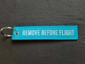 Remove Before Flight - helles Blau - Schlüsselanhänger - Schrift gestickt - Neu - Bild 1 von 1
