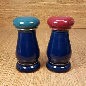 Denby Harlekin 51⁄2"" hohe Salz- & Pfefferstreuer BLAU mit ROT & GRÜN England *EUC* - Bild 1 von 1