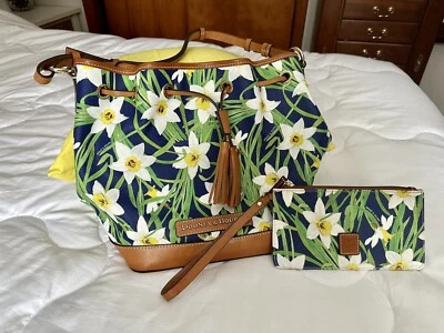 Bolso cubo de algodón recubierto de narciso Dooney & Bourke en muy buena condición con muñeca a juego Foto 1 de 4